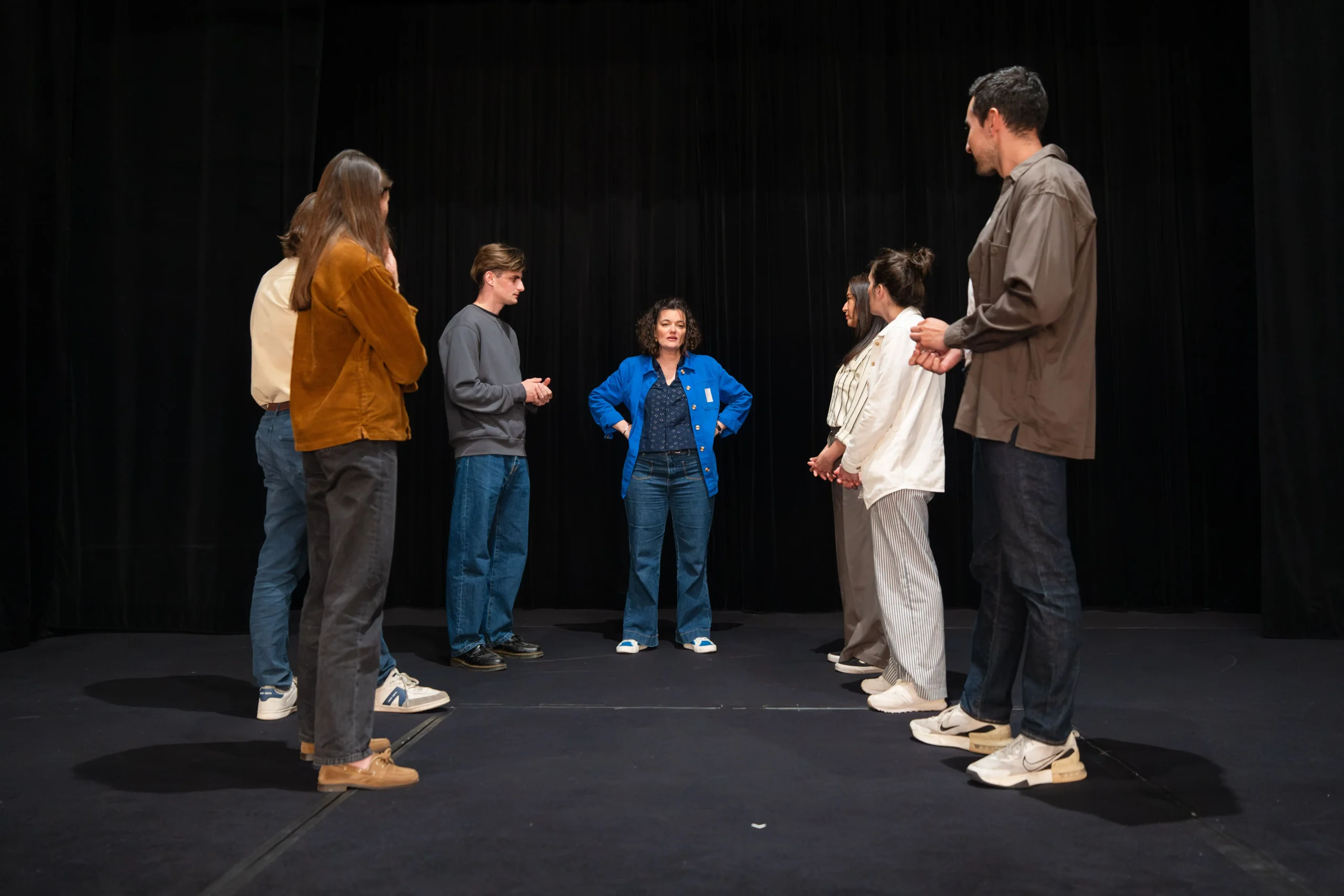 un groupe sur scène pour se former à la coopération