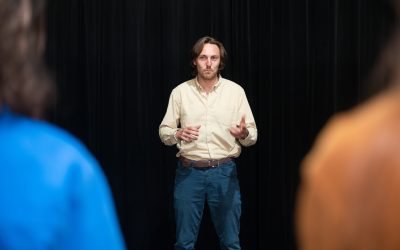 Posture managériale : exercices d&rsquo;ancrage théâtral pour développer un leadership authentique